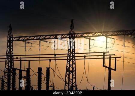Transforming Station bei dramatischen Sonnenuntergang. Salo, Finnland. Stockfoto