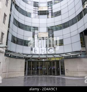 LONDON, GROSSBRITANNIEN - 28. Apr 2018: Außenansicht des BBC-Gebäudes in London Stockfoto