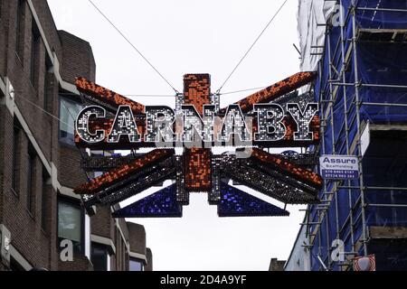 LONDON, VEREINIGTES KÖNIGREICH - 28. Apr 2018: Ein Carnaby Street Schild hängt über der Straße. Stockfoto