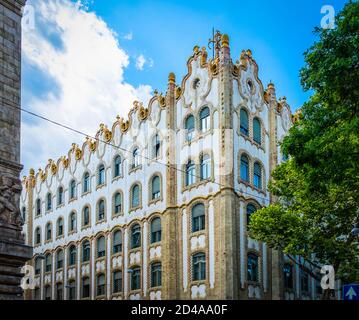 Budapest, Ungarn, August 2019, oberer Teil des Postsparkassengebäudes Stockfoto