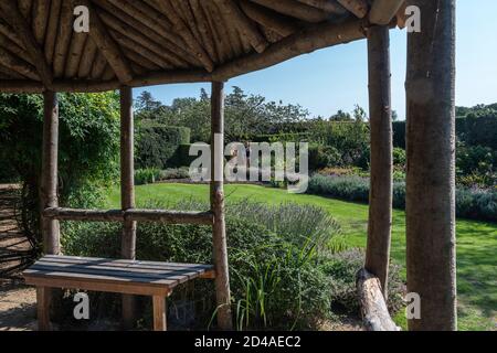 Castle Ashby Gardens im Spätsommer, Blick von einer hölzernen Laube; Northamptonshire, Großbritannien Stockfoto