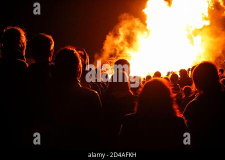 Bei der Lewes Bonfire-Feier in Sussex, Großbritannien, versammeln sich Menschenmengen um ein riesiges Lagerfeuer, um die Guy Fawkes Night und 17 Protestant Martyrs zu feiern, die verbrannt wurden Stockfoto