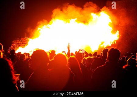 Bei der Lewes Bonfire-Feier in Sussex, Großbritannien, versammeln sich Menschenmengen um ein riesiges Lagerfeuer, um die Guy Fawkes Night und 17 Protestant Martyrs zu feiern, die verbrannt wurden Stockfoto