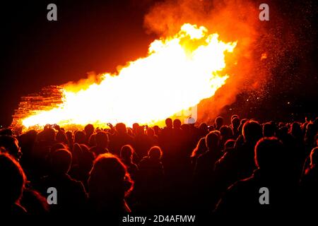 Bei der Lewes Bonfire-Feier in Sussex, Großbritannien, versammeln sich Menschenmengen um ein riesiges Lagerfeuer, um die Guy Fawkes Night und 17 Protestant Martyrs zu feiern, die verbrannt wurden Stockfoto