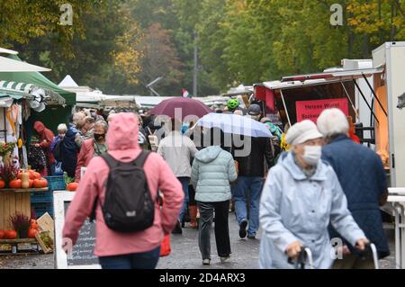 Dresden, Deutschland. Oktober 2020. Am Morgen gehen die Leute entlang des Lingner Marktes zwischen Ständen. Quelle: Robert Michael/dpa-Zentralbild/dpa/Alamy Live News Stockfoto