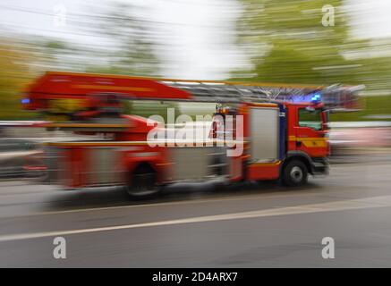 Dresden, Deutschland. Oktober 2020. Ein Feuerwehrmotor mit Drehleiter fährt zu einem Einsatz in der Innenstadt. (Aufnahme mit langer Belichtungszeit) Quelle: Robert Michael/dpa-Zentralbild/ZB/dpa/Alamy Live News Stockfoto