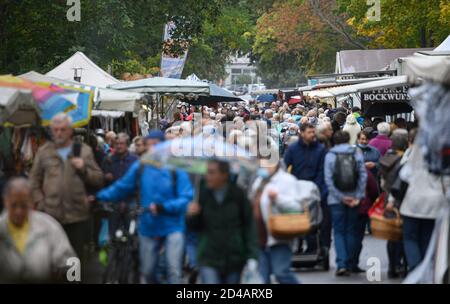 Dresden, Deutschland. Oktober 2020. Am Morgen gehen die Leute entlang des Lingner Marktes zwischen Ständen. Quelle: Robert Michael/dpa-Zentralbild/dpa/Alamy Live News Stockfoto