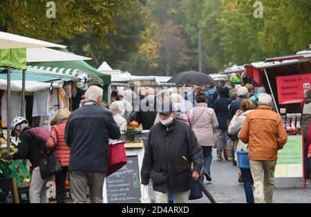 Dresden, Deutschland. Oktober 2020. Am Morgen gehen die Leute entlang des Lingner Marktes zwischen Ständen. Quelle: Robert Michael/dpa-Zentralbild/dpa/Alamy Live News Stockfoto