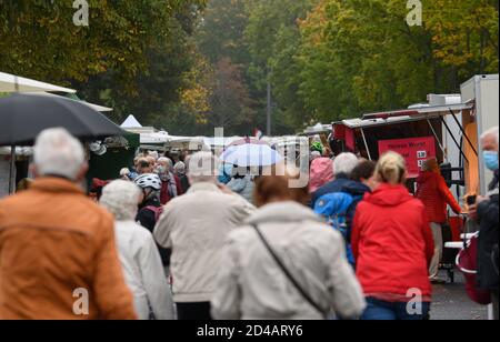 Dresden, Deutschland. Oktober 2020. Am Morgen gehen die Leute entlang des Lingner Marktes zwischen Ständen. Quelle: Robert Michael/dpa-Zentralbild/dpa/Alamy Live News Stockfoto
