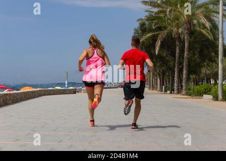 Fitness-Paar läuft auf Strandpromenade im Freien .Athletic paar Konzept .Sport und gesunde Lifestyle-Idee. Stockfoto