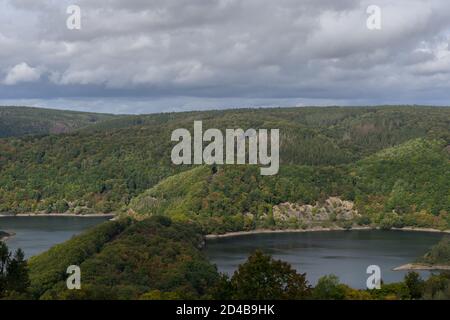 Blick auf den deutschen Rursee in der Eifel Stockfoto