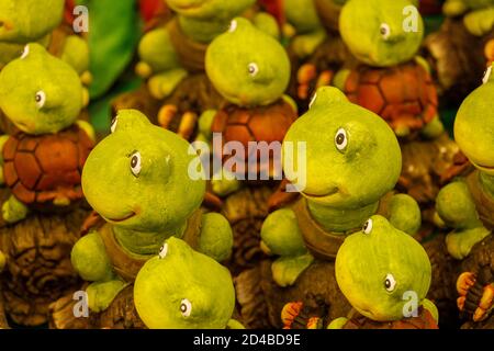 Russland. Vyborg. 08.20.2020 Figuren von lustigen Fröschen stehen in Reihen Stockfoto