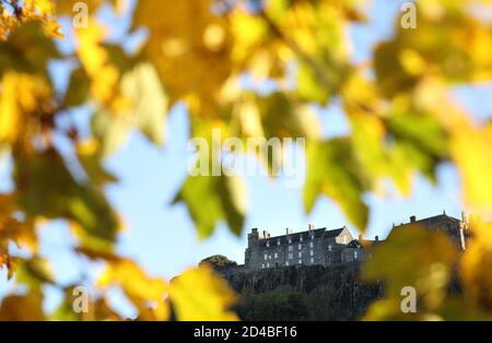 Stirling Castle in frühen Morgensonne als die Blätter auf den Bäumen gelb im frühen Herbst. Stockfoto