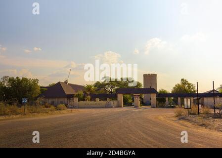 Eintrag Tor der Okaukuejo Resort und Campingplatz in Etosha National Park Stockfoto