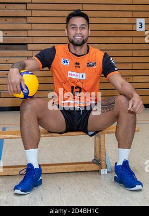 Berlin, Deutschland. September 2020. Volleyball: Mediaday BR Volleys, Horst-Korber Sportzentrum. Spieler Samuel Tuia von BR Volleys im neuen Trikot der Saison 2020/21. Quelle: Andreas Gora/dpa/Alamy Live News Stockfoto