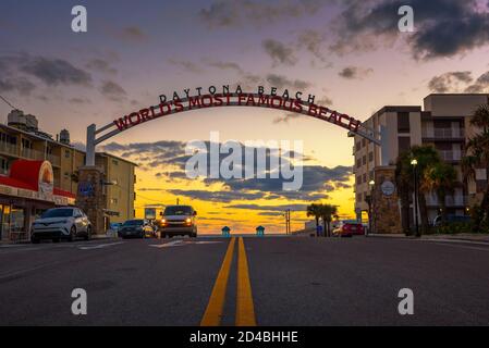 Daytona Beach Begrüßungsschild gestreckt über die Straße bei Sonnenaufgang Stockfoto