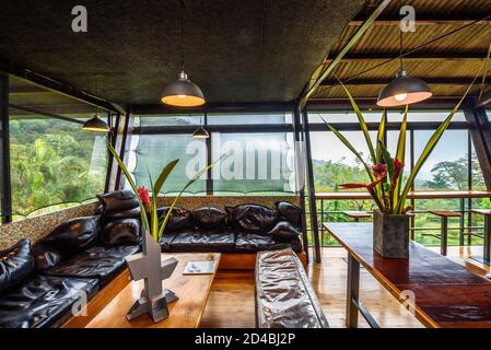 Innenansicht der Celeste Mountain Lodge mit Blick auf den Regenwald in Costa Rica Stockfoto