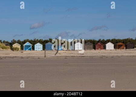 Bunte Strandhütten in West Wittering an der Sussex-Küste Stockfoto