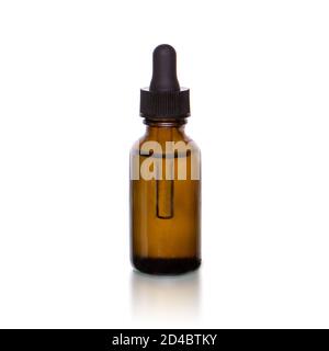 Kosmetikflasche und Pipette mit ätherischem Öl auf weißem Hintergrund. Stockfoto