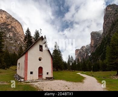 Die Kapelle St. Silvester, am Eingang zu einem Wanderweg durch das Langental, in der Puezgruppe der Gipfel in den italienischen Dolomiten Stockfoto