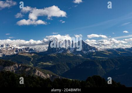 Am späten Nachmittag Sonnenlicht auf den Gipfeln der Langkofelgruppe in den Dolomiten, in der Nähe der Stadt St. Ulrich (St. Ulrich/ Urtijëi) in Südtirol, Italien Stockfoto