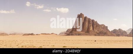 Touristen und Kamel in der Wadi Rum Wüste von Jordanien. Stockfoto