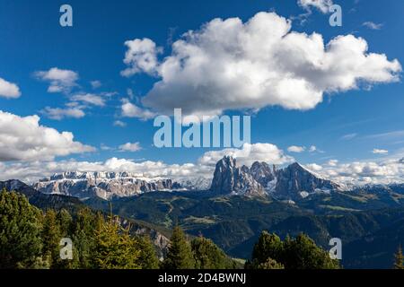 Am späten Nachmittag Sonnenlicht auf den Gipfeln der Langkofelgruppe in den Dolomiten, in der Nähe der Stadt St. Ulrich (St. Ulrich/ Urtijëi) in Südtirol, Italien Stockfoto