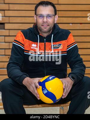 Berlin, Deutschland. September 2020. Volleyball: Mediaday BR Volleys, Horst-Korber Sportzentrum. Coach Cedric Enard von BR Volleys im neuen Trikot der Saison 2020/21. Quelle: Andreas Gora/dpa/Alamy Live News Stockfoto