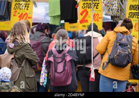 Dresden, Deutschland. Oktober 2020. Besucher eines Tuchmarktes stehen nebeneinander an einem Verkaufsstand auf dem Altmarkt. Quelle: Sebastian Kahnert/dpa-Zentralbild/dpa/Alamy Live News Stockfoto