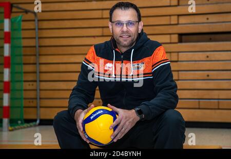 Berlin, Deutschland. September 2020. Volleyball: Mediaday BR Volleys, Horst-Korber Sportzentrum. Coach Cedric Enard von BR Volleys im neuen Trikot der Saison 2020/21. Quelle: Andreas Gora/dpa/Alamy Live News Stockfoto