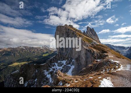 Die Seceda-Bergkette, einer der berühmtesten Bergrücken der italienischen Dolomiten, neigt sich nach oben in den Himmel, mit weiteren Berggipfeln in der Ferne Stockfoto