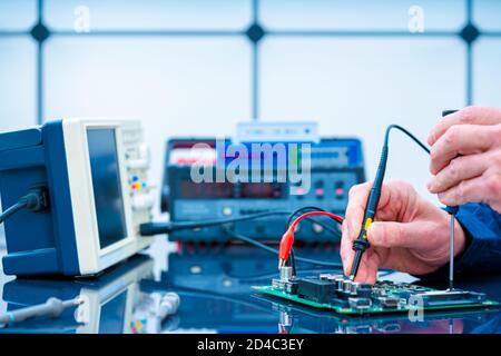 Mikrocontroller für Leiterplattenmontage im Elektroniklabor Stockfoto