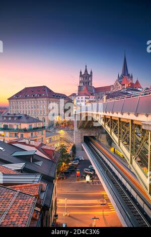 Stadt Lausanne. Stadtbild der Innenstadt von Lausanne, Schweiz bei schönem Herbstuntergang. Stockfoto