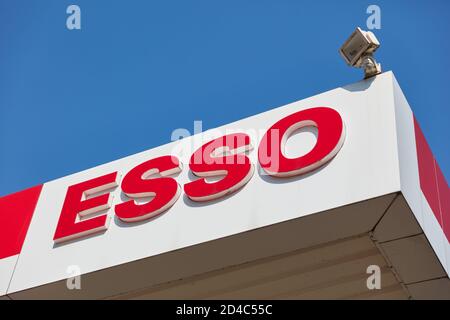 KÖLN; Mai 2020: Logo der Esso-Tankstelle in Deutschland vor blauem Himmel Stockfoto