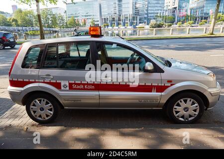 KÖLN; Mai 2020: Leeres Auto des deutschen Ordnungsamts in einer Straße geparkt Stockfoto