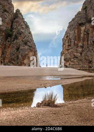 Einköpfige Wanderung am Strand von Torrent De Pareis, Sa Calobra, Serra De Tramuntana, Mallorca, Spanien. Stockfoto