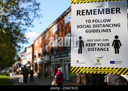 Tenterden, Kent, Großbritannien. 09 Oktober 2020. UK Wetter: Ein trockener und sonniger Tag in der Stadt Tenterden in Kent. Denken Sie daran, das Zeichen der sozialen Distanzierungsrichtlinien zu befolgen. Foto-Kredit: Paul Lawrenson/Alamy Live Nachrichten Stockfoto