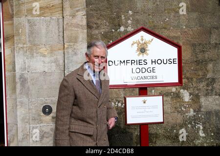 Dumfries House,Cumnock, Ayrshire, Schottland, Großbritannien 05. Mai 2012, Eröffnung der Dumfries House Lodge durch seine Königliche Hoheit Prince Charles.die Dumfries House Lodge ist ein exklusives 5-Sterne-Landgasthaus mit luxuriösen Unterkünften. Das ‘erbaute und wenige Jahre vor der Fertigstellung des Dumfries House in Betrieb gegangene 1750 Garden Cottage’, wie es im 18. Jahrhundert hieß, wurde zum Haus des Faktors und blieb es über 200 Jahre. Das aktuelle Interieur wurde von Annabel Elliot HRH Schwägerin entworfen, Prinz Charles eröffnet das Haus offiziell Stockfoto