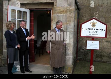 Dumfries House,Cumnock, Ayrshire, Schottland, Großbritannien 05. Mai 2012, Eröffnung der Dumfries House Lodge durch seine Königliche Hoheit Prince Charles.die Dumfries House Lodge ist ein exklusives 5-Sterne-Landgasthaus mit luxuriösen Unterkünften. Das ‘erbaute und wenige Jahre vor der Fertigstellung des Dumfries House in Betrieb gegangene 1750 Garden Cottage’, wie es im 18. Jahrhundert hieß, wurde zum Haus des Faktors und blieb es über 200 Jahre. Das aktuelle Interieur wurde von Annabel Elliot HRH Schwägerin entworfen, Prinz Charles eröffnet das Haus offiziell Stockfoto