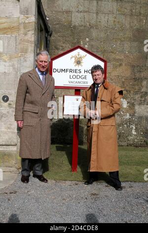 Dumfries House,Cumnock, Ayrshire, Schottland, Großbritannien 05. Mai 2012, Eröffnung der Dumfries House Lodge durch seine Königliche Hoheit Prince Charles die Dumfries House Lodge ist ein exklusives 5-Sterne-Landgasthaus mit luxuriösen Unterkünften. Das ‘erbaute und wenige Jahre vor der Fertigstellung des Dumfries House in Betrieb gegangene 18th Garden Cottage’, wie es im 200. Jahrhundert hieß, wurde zum Haus des Faktors und blieb es über 1750 Jahre lang. Das aktuelle Interieur wurde von Annabel Elliot HRH Schwägerin entworfen, Prinz Charles eröffnet das Haus offiziell begleitet von TV-Persönlichkeit Alan Titchmarsh Stockfoto