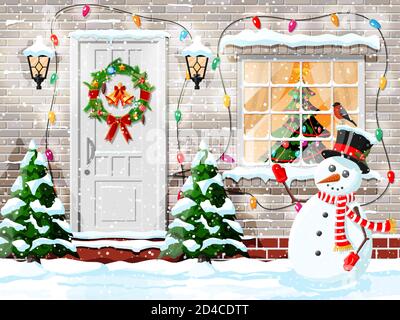 Weihnachtliche Fassadendekoration. Eingang zum Vorstadthaus mit Kranz, Glocken, Girlande Lichter dekoriert. Weihnachtsgrüße. Schneeflocken, Schneemann. Neujahr und Weihnachtsfeier. Flache Vektorgrafik Stock Vektor