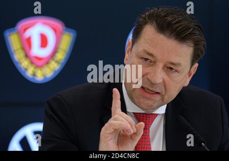 Dresden, Deutschland. Oktober 2020. Fußball: 3. Liga, Pressekonferenz zum 4. Spieltag vor dem SG Dynamo Dresden - 1. FC Magdeburg Spiel in der transparenten VW Manufaktur. Holger Scholze, Präsident der SG Dynamo Dresden, steht während der Pressekonferenz auf dem Podium. SG Dynamo Dresdens Heimspiel in der 3. Liga gegen den 1. FC Magdeburg an diesem Samstag (10.10.2020) wird voraussichtlich mit deutlich reduzierter Zuschauerzahl stattfinden müssen. Quelle: Robert Michael/dpa-Zentralbild/dpa/Alamy Live News Stockfoto