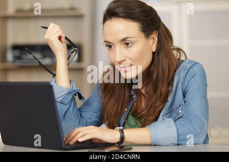 Frau seriöse professionelle freiberufliche Social-Media-Content-Autor Stockfoto