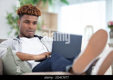 Man arbeitet an einem Laptop Stockfoto