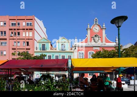 Obst- und Gemüsestände auf dem täglichen Bauernmarkt, ehemaliges Rathaus dahinter, Platz der Republik, Caldas da Rainha, Estremadura, Portugal Stockfoto