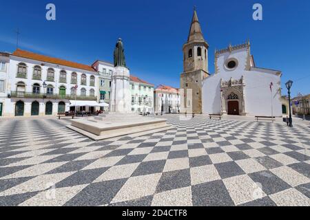 St. Johannes der Täufer Kirche, Gualdim Pais Statue auf Platz der Republik, Tomar, Santarem Bezirk, Portugal Stockfoto