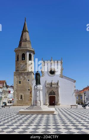 St. Johannes der Täufer Kirche, Gualdim Pais Statue auf Platz der Republik, Tomar, Santarem Bezirk, Portugal Stockfoto