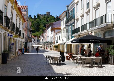 Straße im Stadtzentrum, Tomar, Santarem Bezirk, Portugal Stockfoto