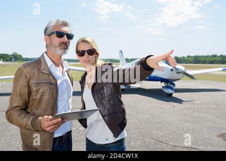 Student Pilot und Instruktor durch eine Pre-Flight Pilot Checkliste Stockfoto