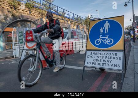 Ein Mann, der am 16. September 2020 auf einem Santander Cycle auf der Atlantic Road in Brixton im Vereinigten Königreich radelt. Foto von Sam Mellish Stockfoto